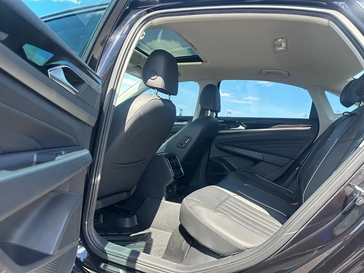 Volkswagen Passat 2022 280TSI Elite Edition фото 17