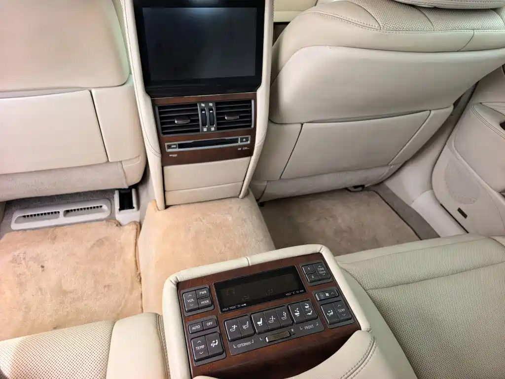 Фото 13 - Lexus LS