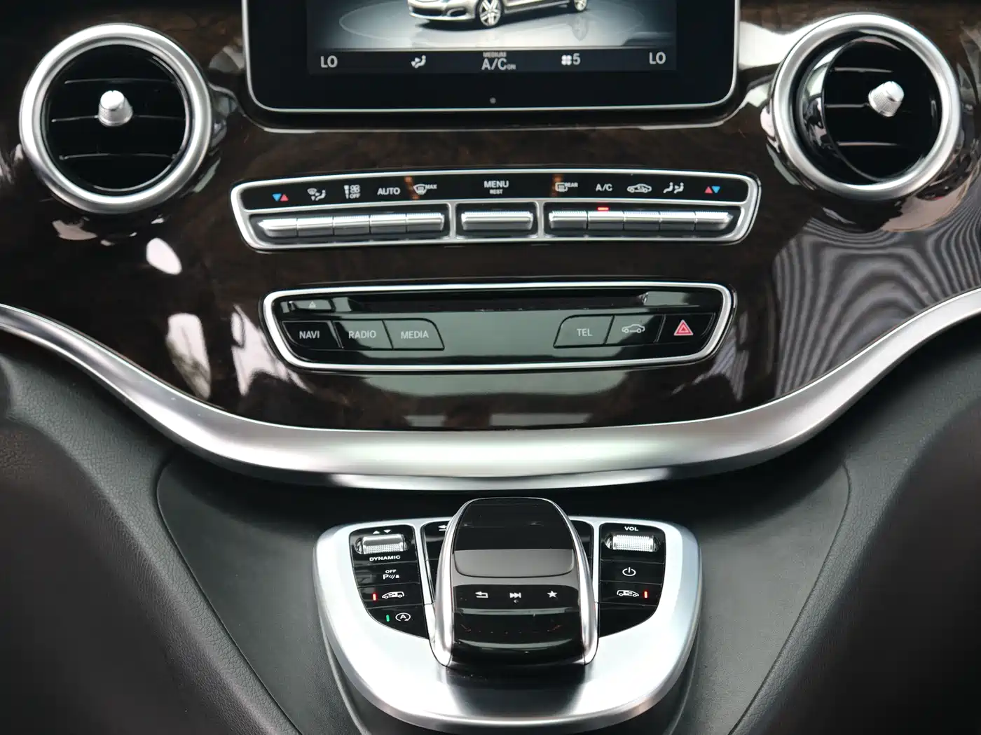 Mercedes-Benz V-Class 2017 Model V 260 L Premium Extended Edition фото 7
