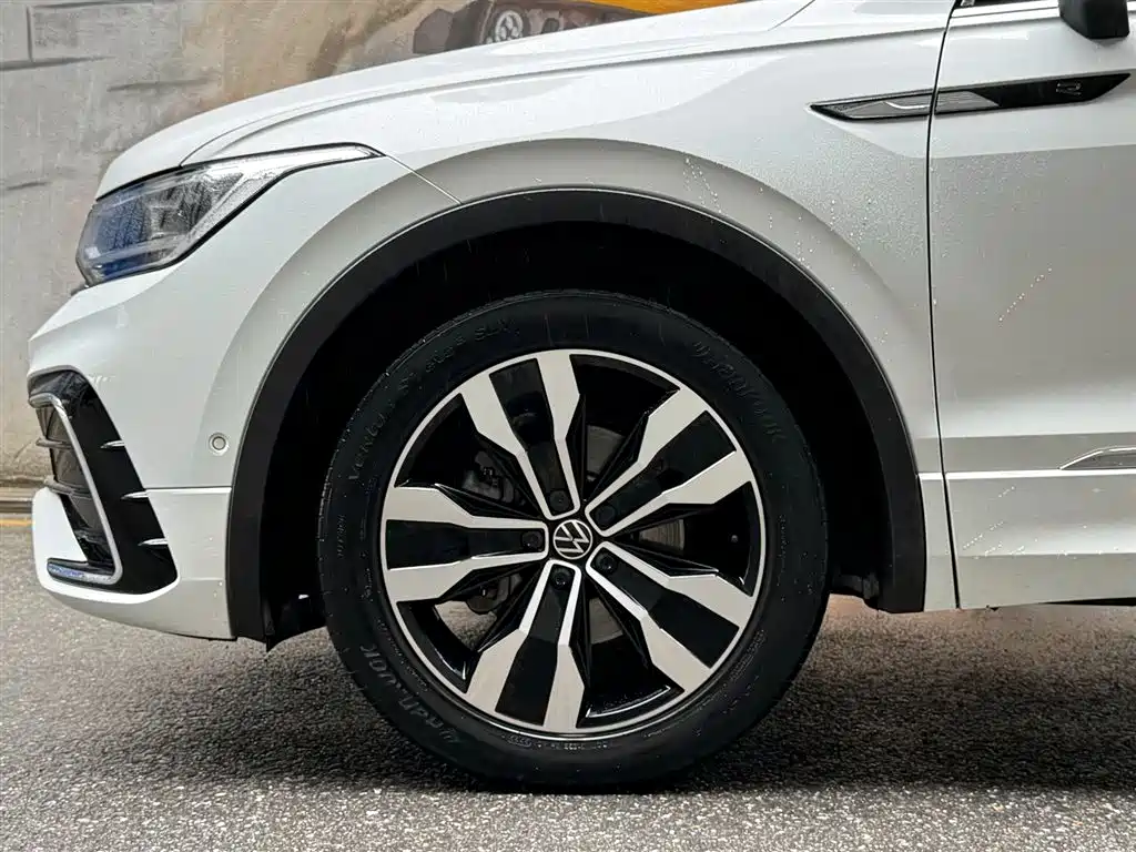 Volkswagen Tiguan L 2023 380TSI 4WD R-Line Premium 7-seater фото 6