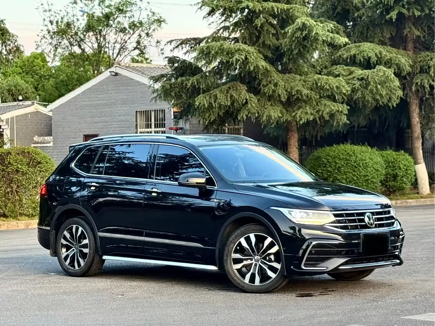 Volkswagen Tiguan L 2022 380TSI Automatic 4WD R-Line Cross Edition 7-Seater фото 3