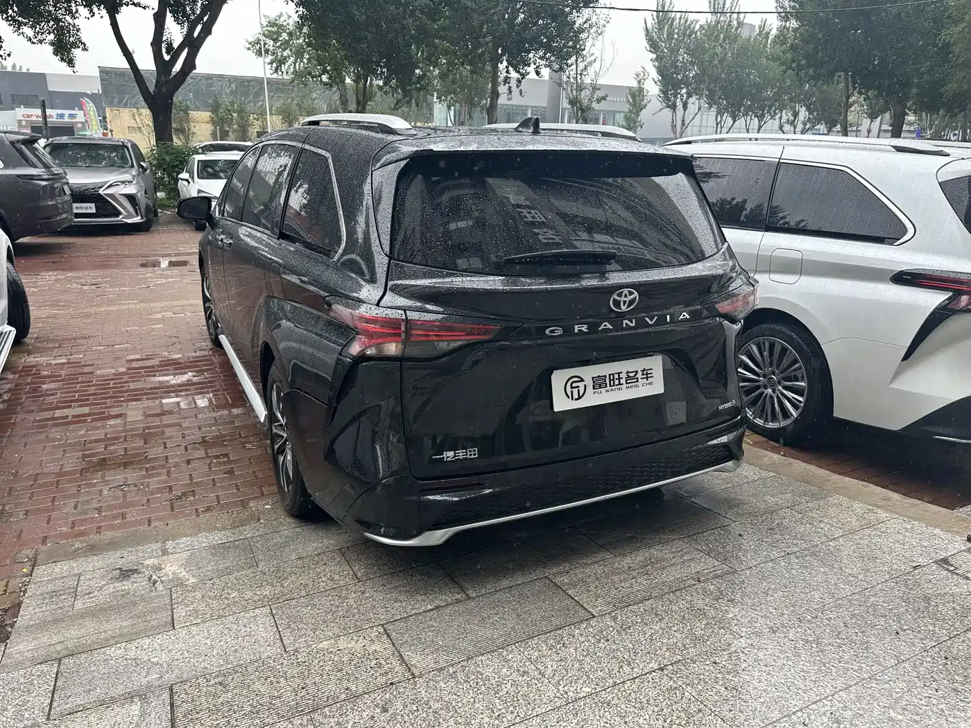 Toyota Granvia 2023 2.5L Hybrid Luxury Edition фото 4