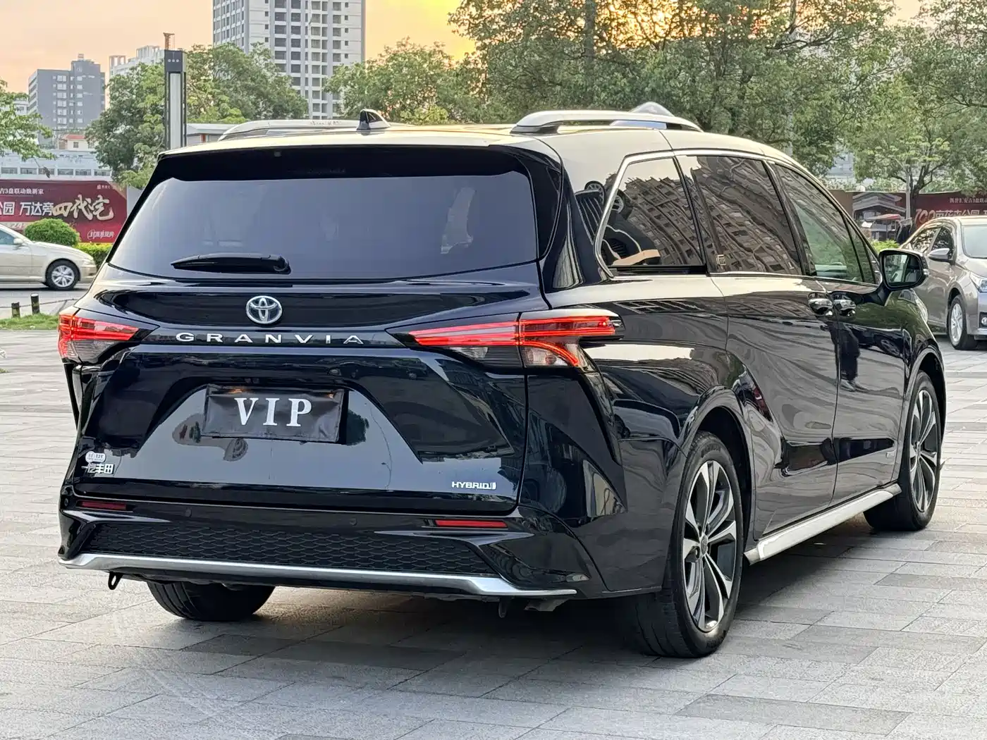 Toyota Granvia 2023 2.5L Hybrid Flagship VIP Edition фото 4