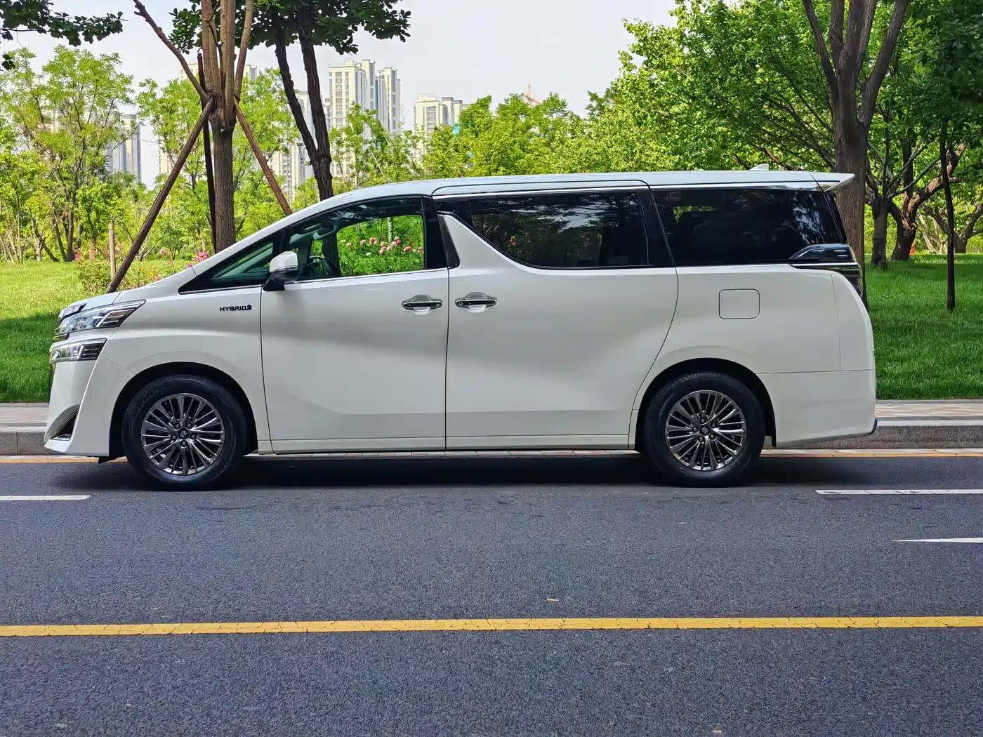 Toyota Vellfire 2021 Crown Hybrid 2.5L HV Luxury Edition фото 4