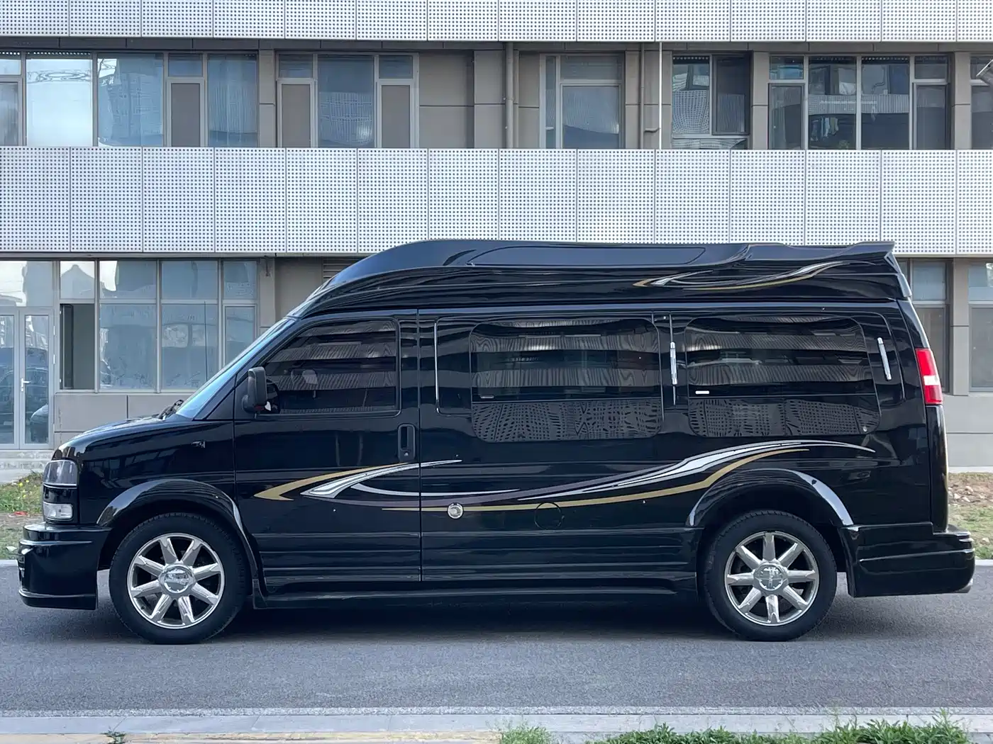 GMC Savana 2014 5.3L G2500S AWD Leader Class фото 4