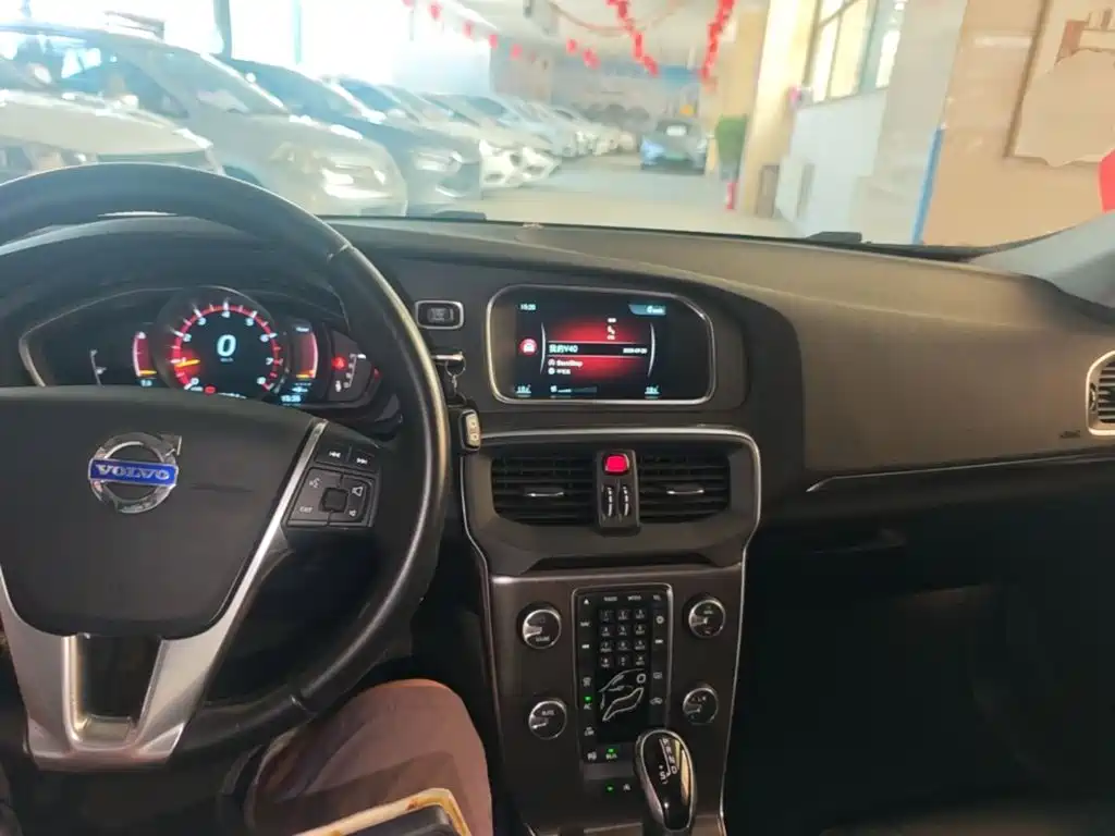 Фото 10 - Volvo V40