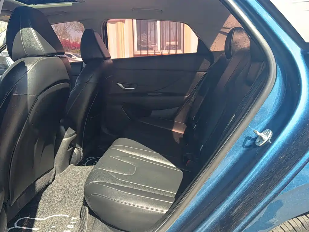 Hyundai Elantra 2021 1.5L CVT LUX Premium Edition фото 17