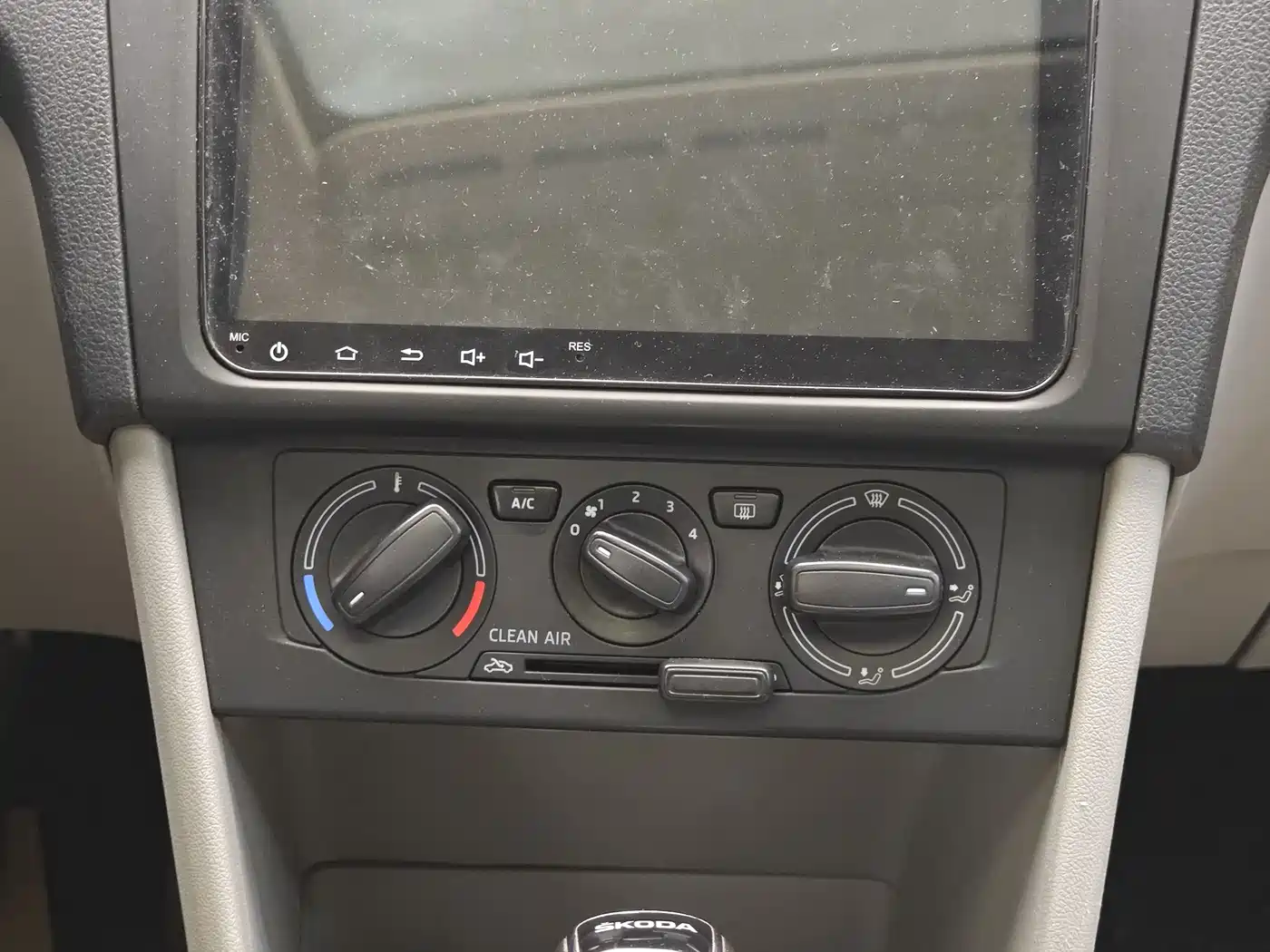 Škoda Rapid 2016 1.6L Automatic Pioneer Edition фото 16