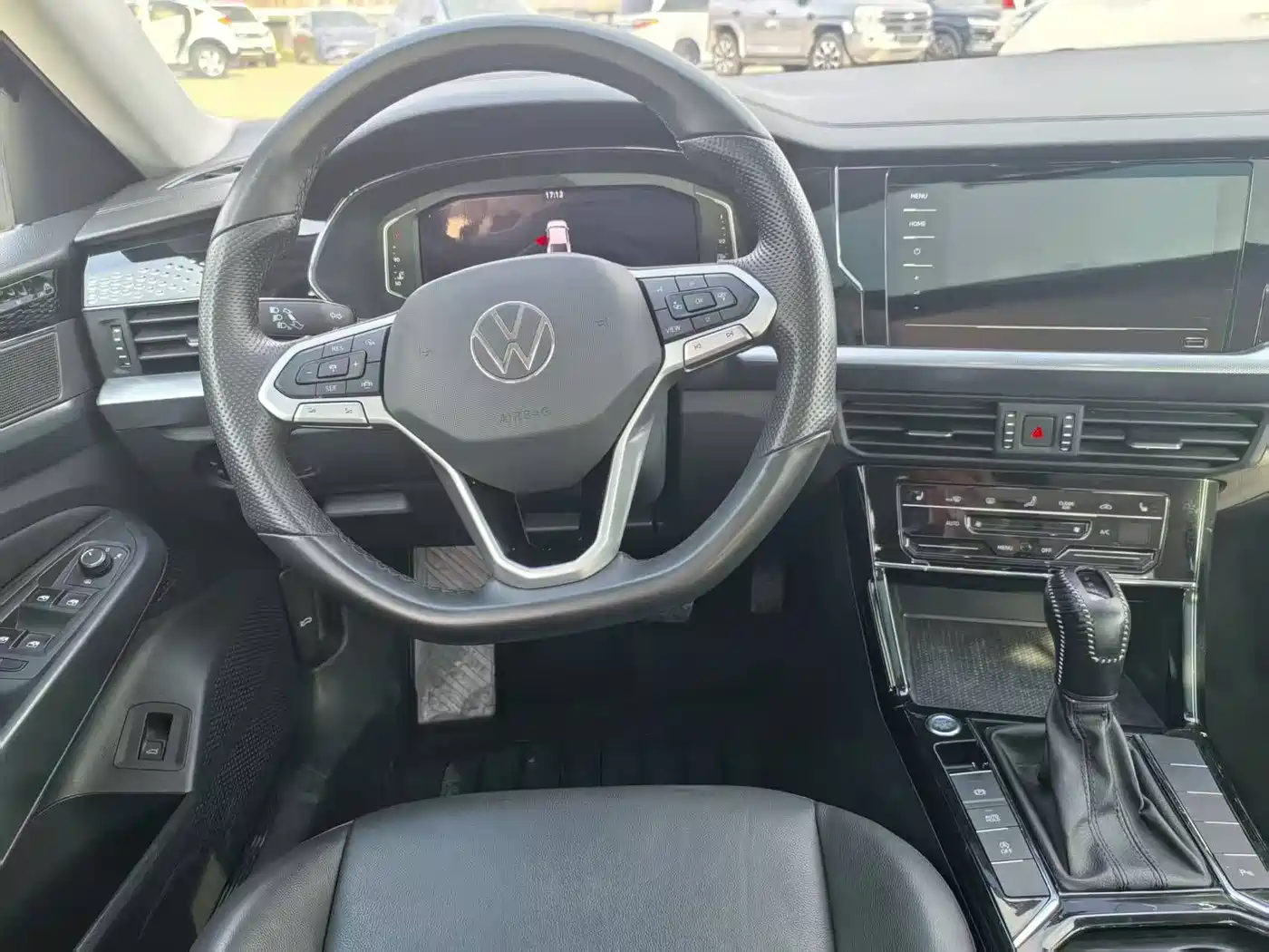 Volkswagen Passat 2023 330TSI Starlight Luxury Edition фото 6