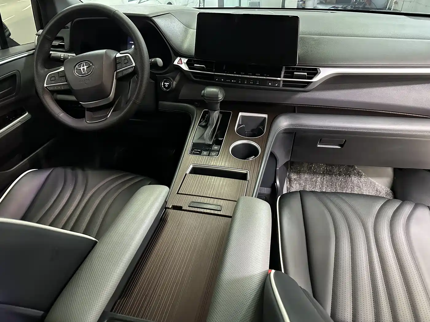 Toyota Granvia 2024 2.5L Hybrid Luxury фото 14