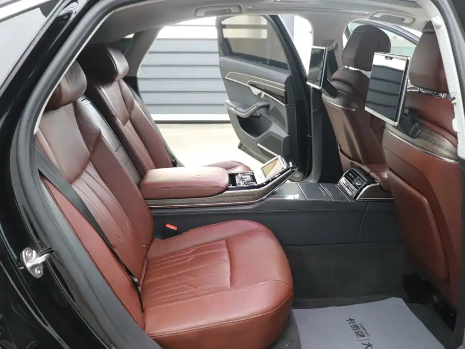 Photo 24 - Audi A8