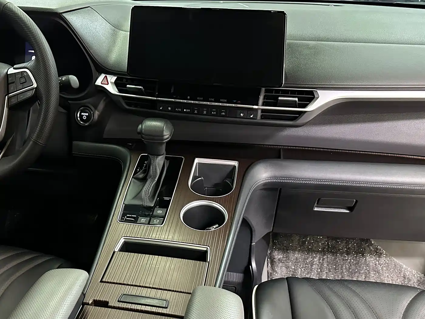 Toyota Granvia 2024 2.5L Hybrid Luxury фото 15