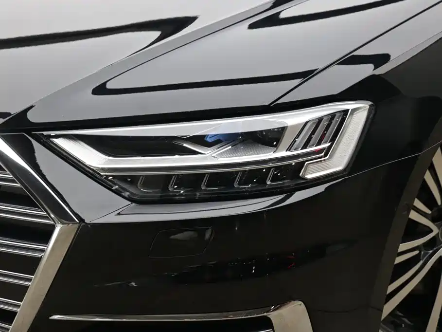 Photo 25 - Audi A8