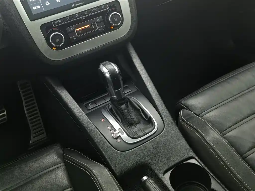 Volkswagen Scirocco 2011 2.0TSI R-Line фото 13
