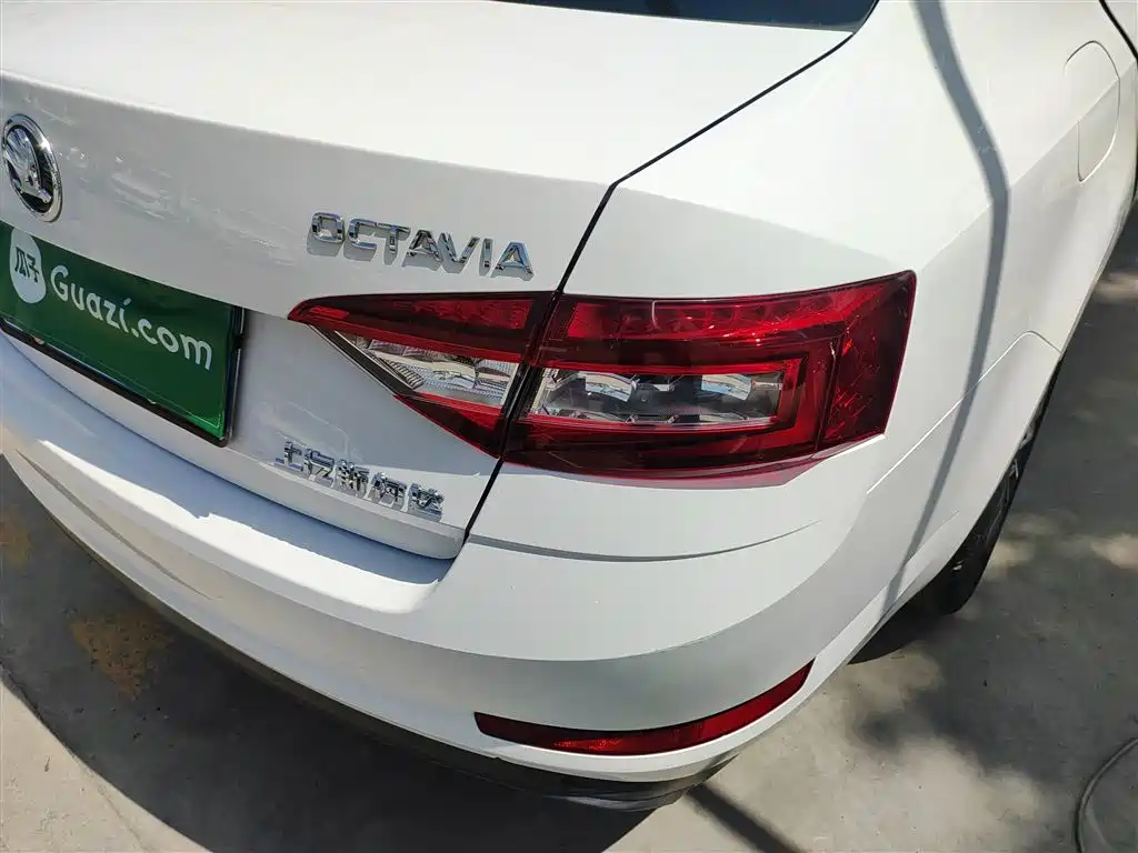 Škoda Octavia 2018 TSI230 DSG Comfort Edition фото 8