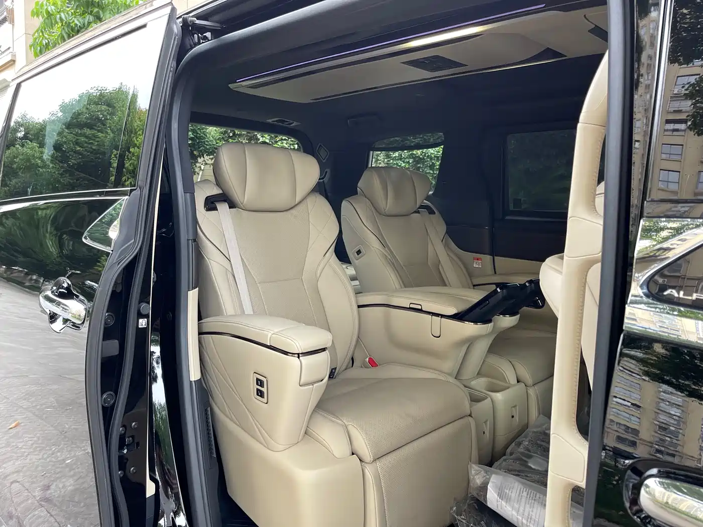Toyota Alphard 2024 Hybrid 2.5L Ultimate Enjoyment Edition фото 11