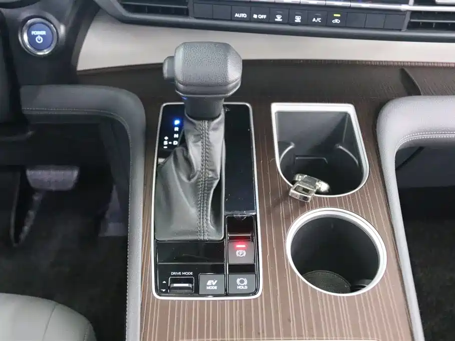 Toyota Granvia 2023 2.5L Hybrid Comfort Edition фото 11