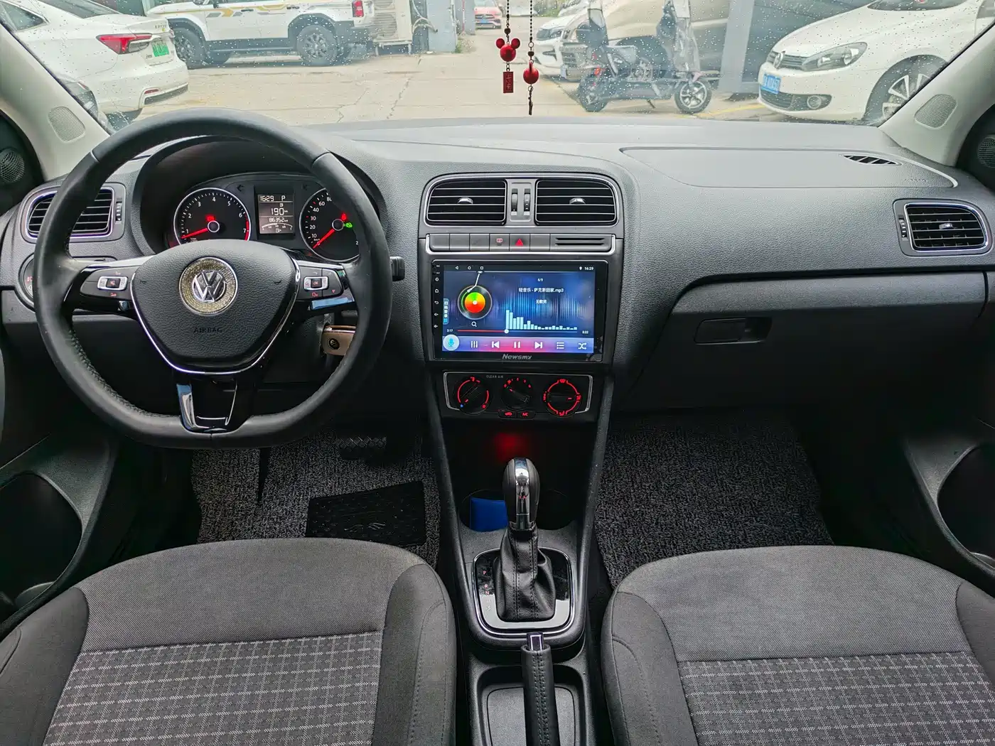 Volkswagen Polo 2016 1.6L Automatic Luxury фото 6