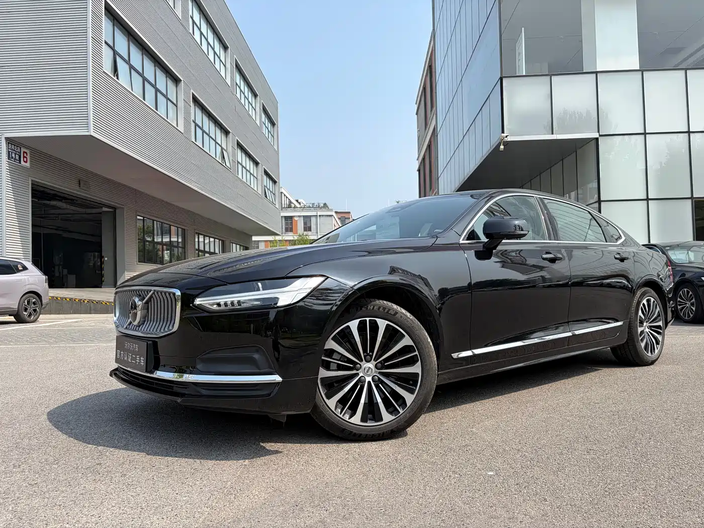 Фото 1 - Volvo S90