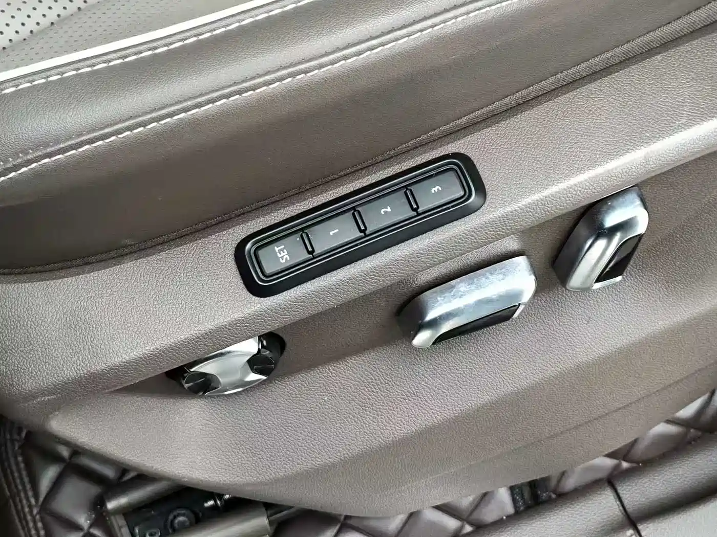 Volkswagen Viloran 2023 380TSI Premium Edition фото 11