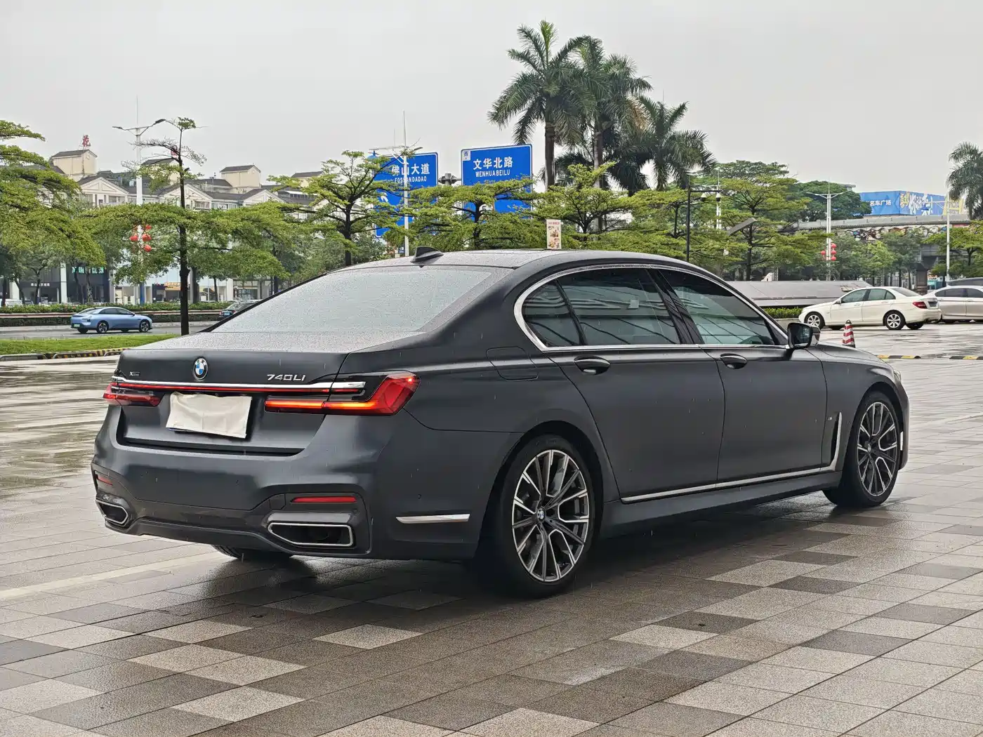 Photo 3 - BMW 7 Series