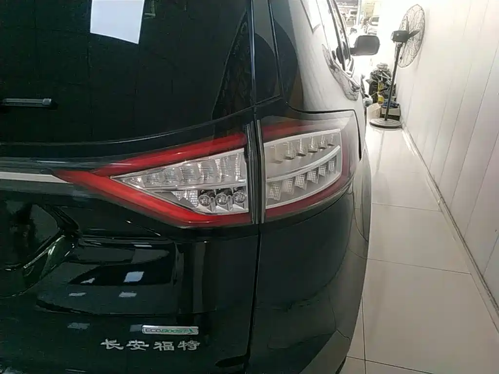 Photo 8 - Ford Edge