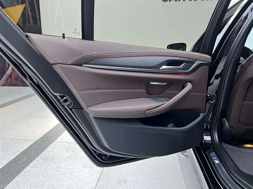 BMW 5 Series 2023 530Li Leading M Sport Package фото 32