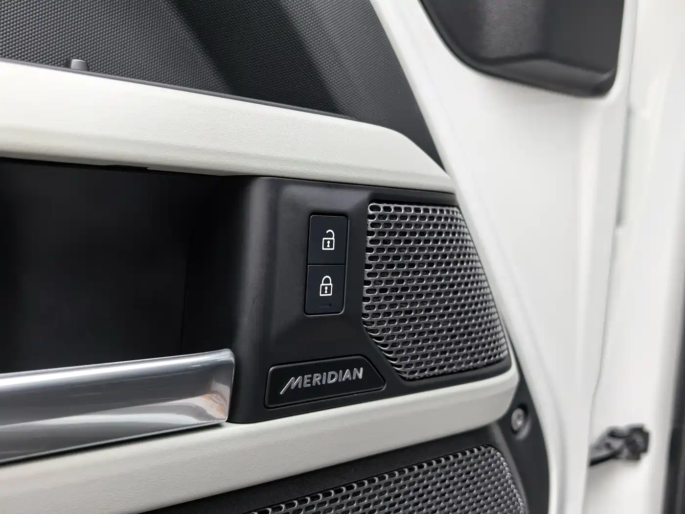 Land Rover Defender 2023 Facelift 90 2.0T P300 X-DYNAMIC HSE фото 4