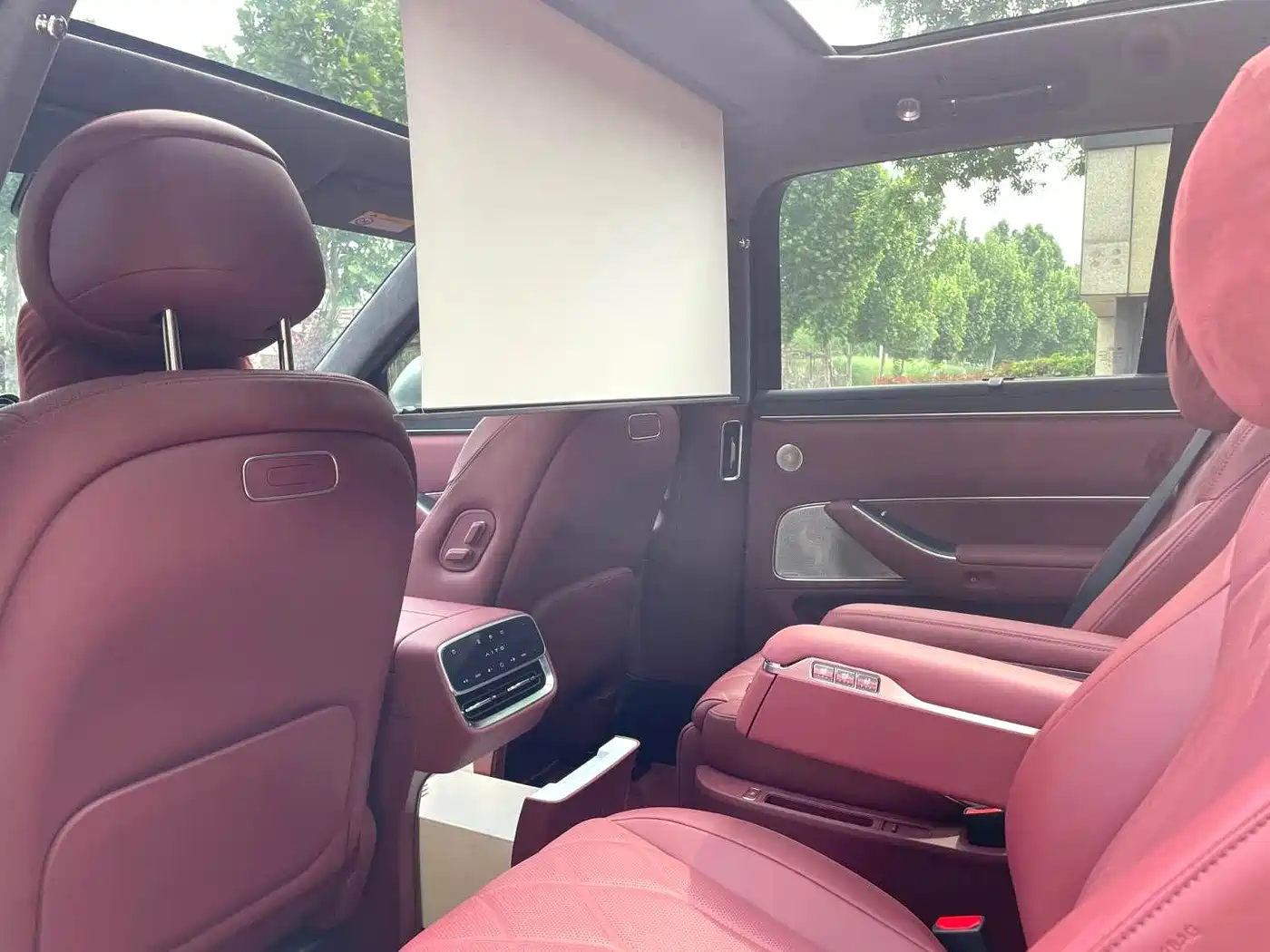 AITO Wenjie AITO M8 2025 Model Extended Range Max+ Edition 53.4kWh 6-Seater фото 13
