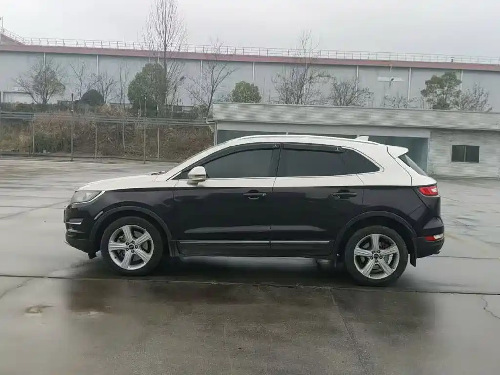Фото 16 - Lincoln MKC