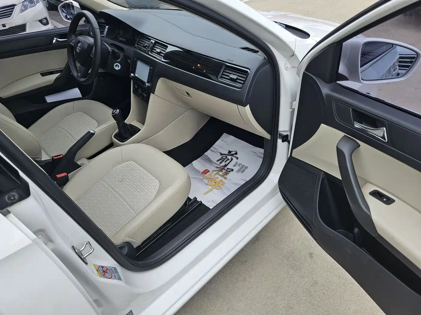 Škoda Rapid 2016 1.6L Manual Pioneer Edition фото 17