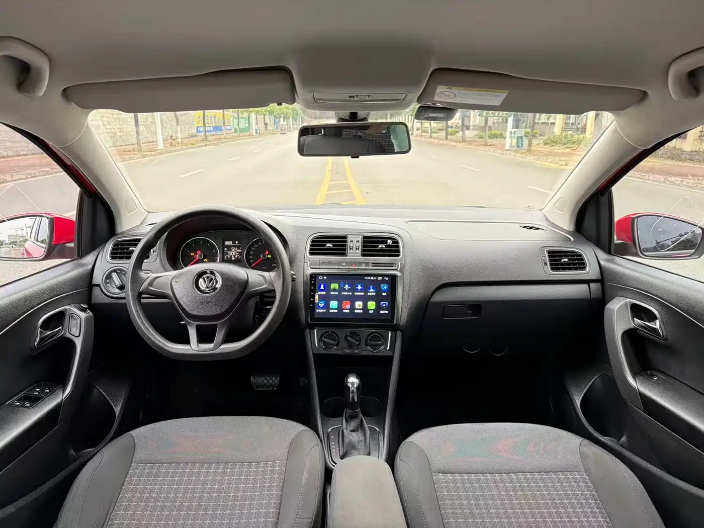 Volkswagen Polo 2016 1.4L Automatic Trend фото 9