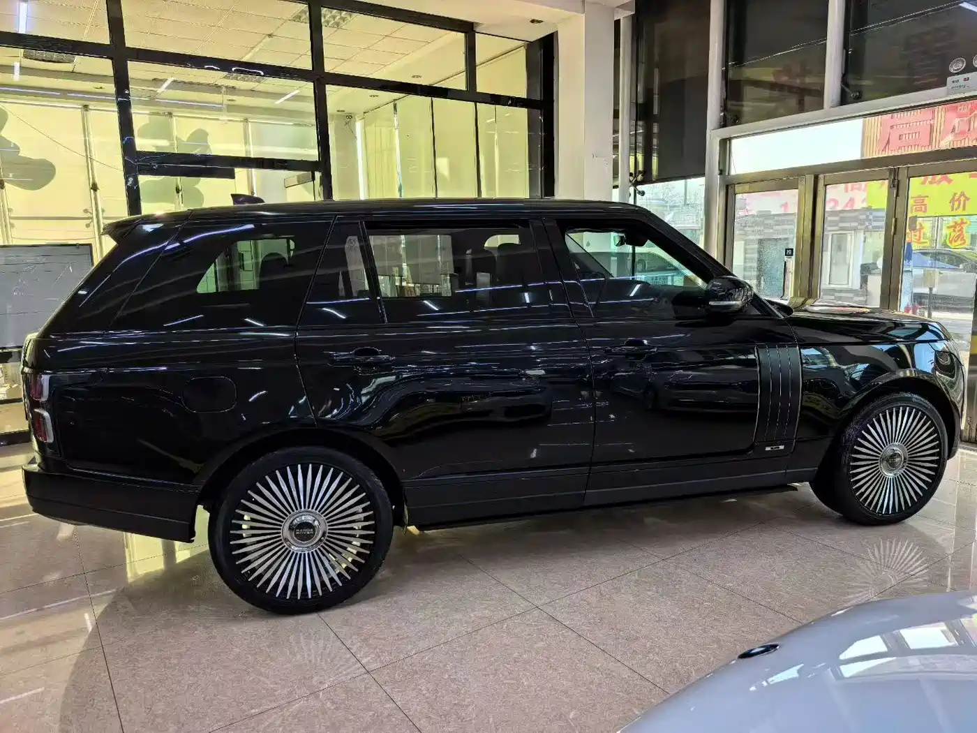Land Rover Range Rover 2019 3.0 SC V6 Heritage Extended Edition фото 5