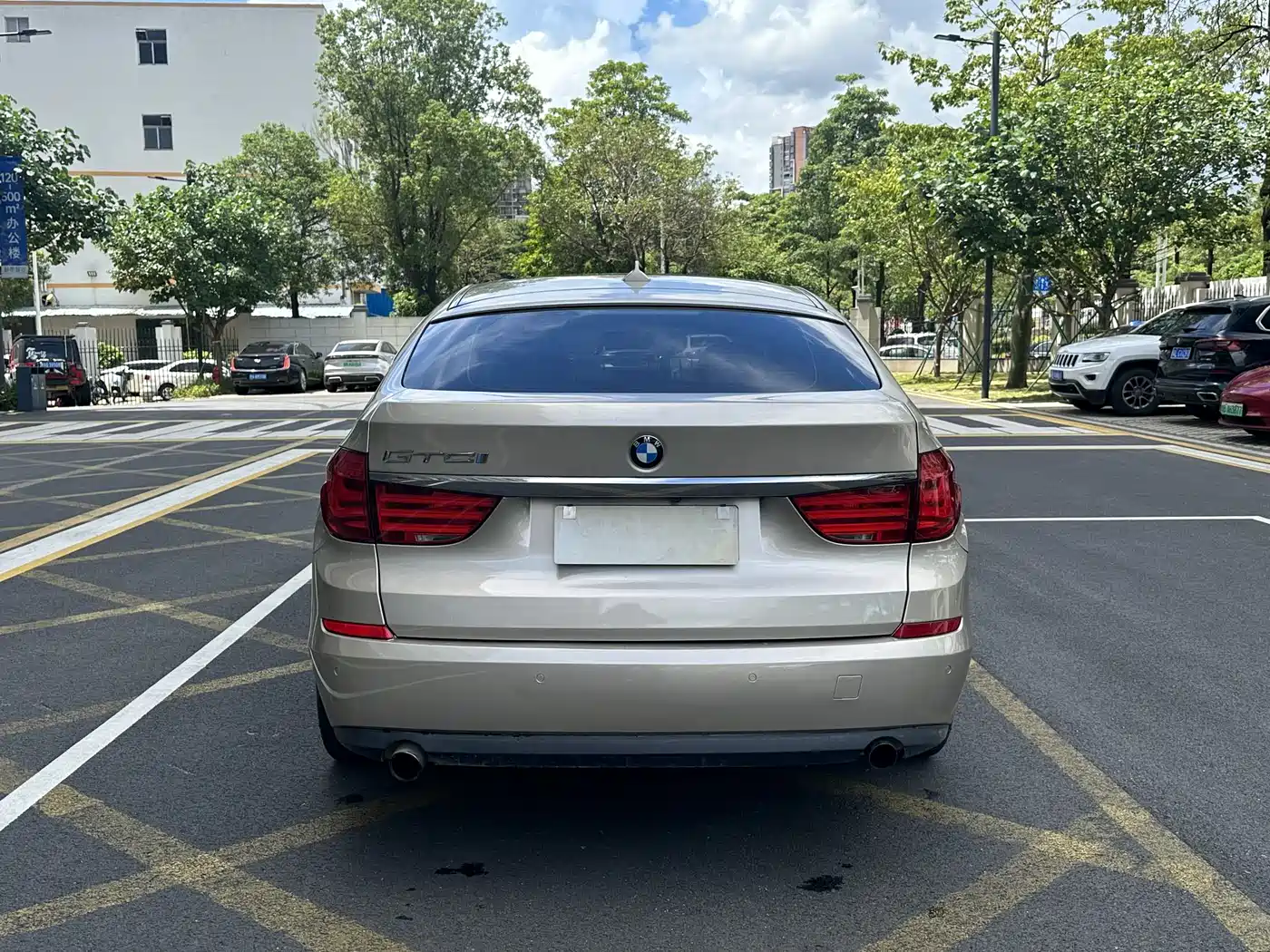 BMW 5 Series GT 2010 535i Luxury Model фото 8