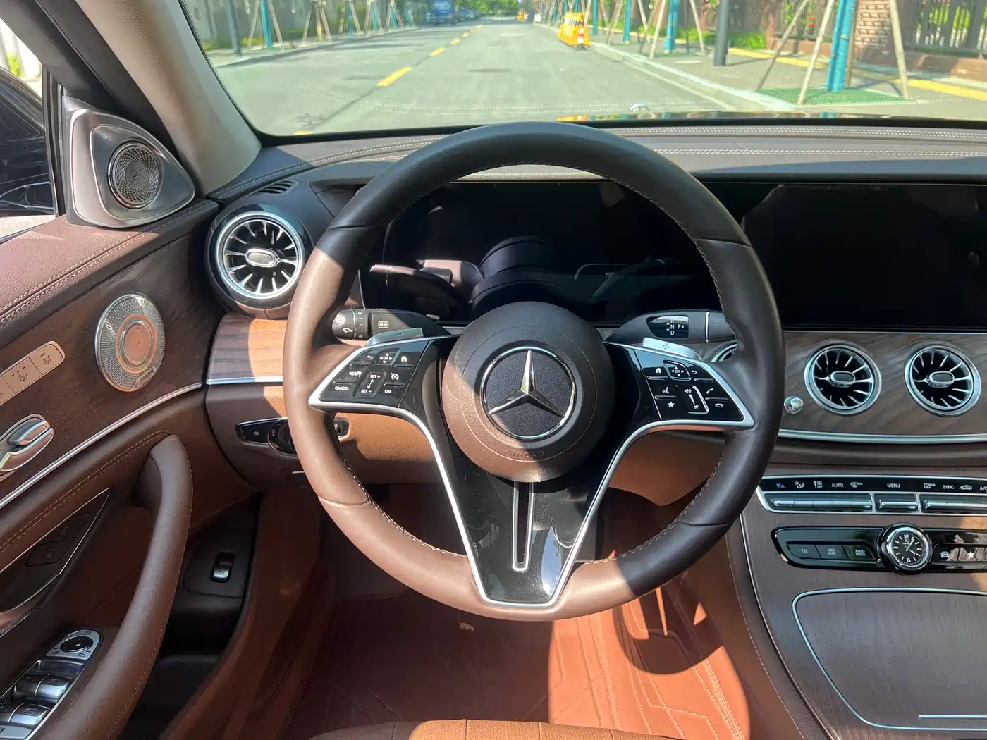 Mercedes-Benz E-Class 2023 E 300 L Sport Fashion фото 11
