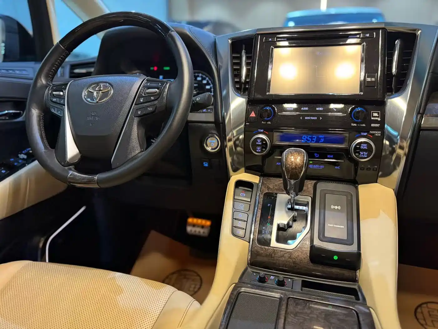 Toyota Vellfire 2019 Hybrid 2.5L HV Premium Edition фото 4