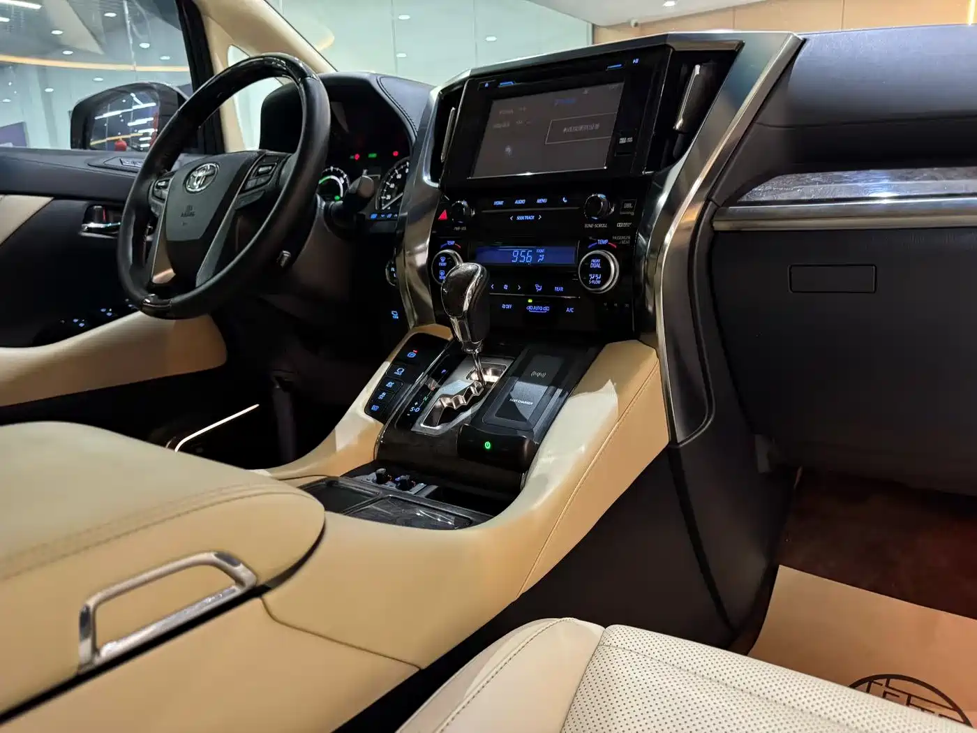 Toyota Vellfire 2019 Hybrid 2.5L HV Premium Edition фото 7