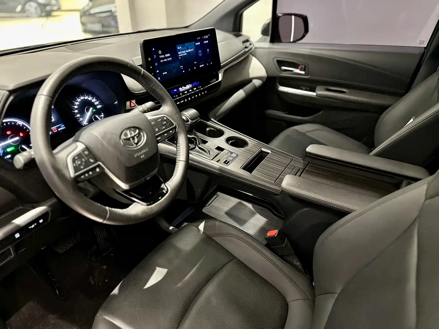 Toyota Granvia 2023 2.5L Hybrid VIP Edition фото 4