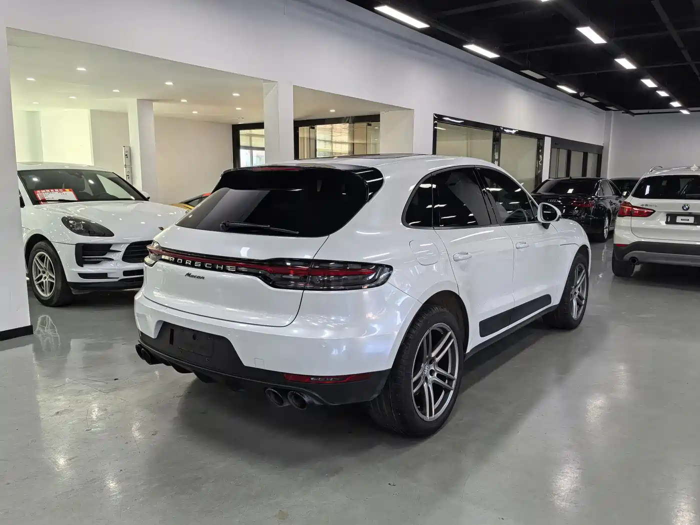 PORSCHE MACAN