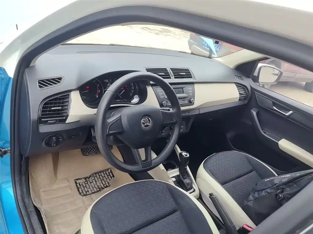 Škoda Fabia 2015 1.4L Automatic Pioneer Edition фото 10