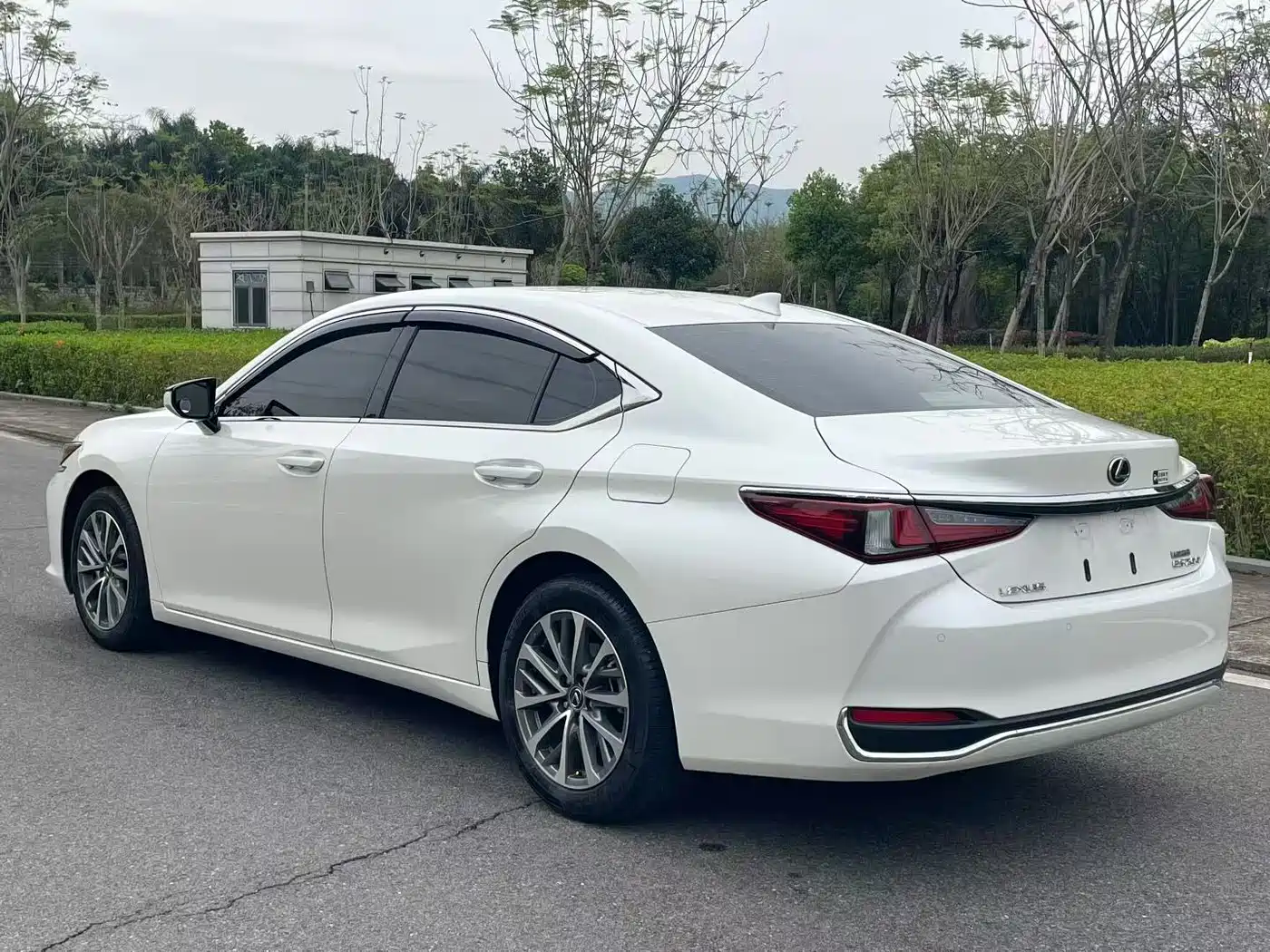 Lexus ES 2023 200 Excellence Edition фото 7