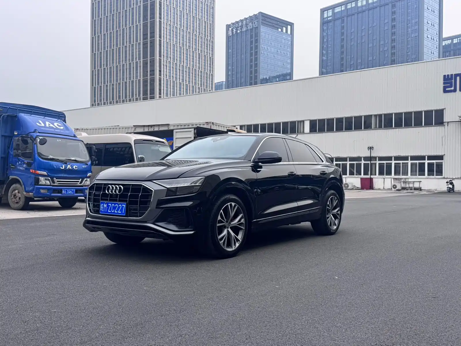 Photo 1 - Audi Q8