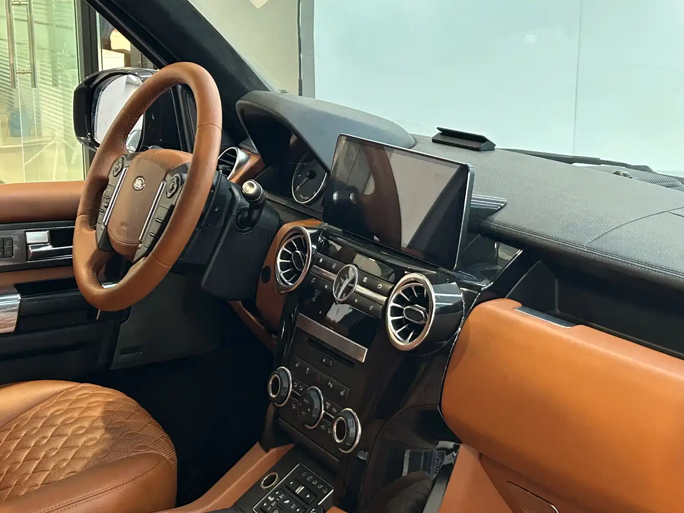 Land Rover Discovery 2015 3.0 SC V6 SE фото 10