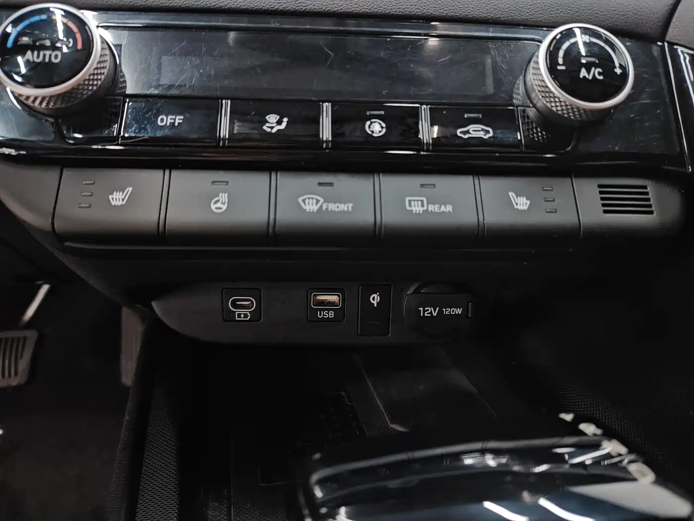 Hyundai Elantra 2023 Model 1.5L CVT LUX Premium Edition фото 18