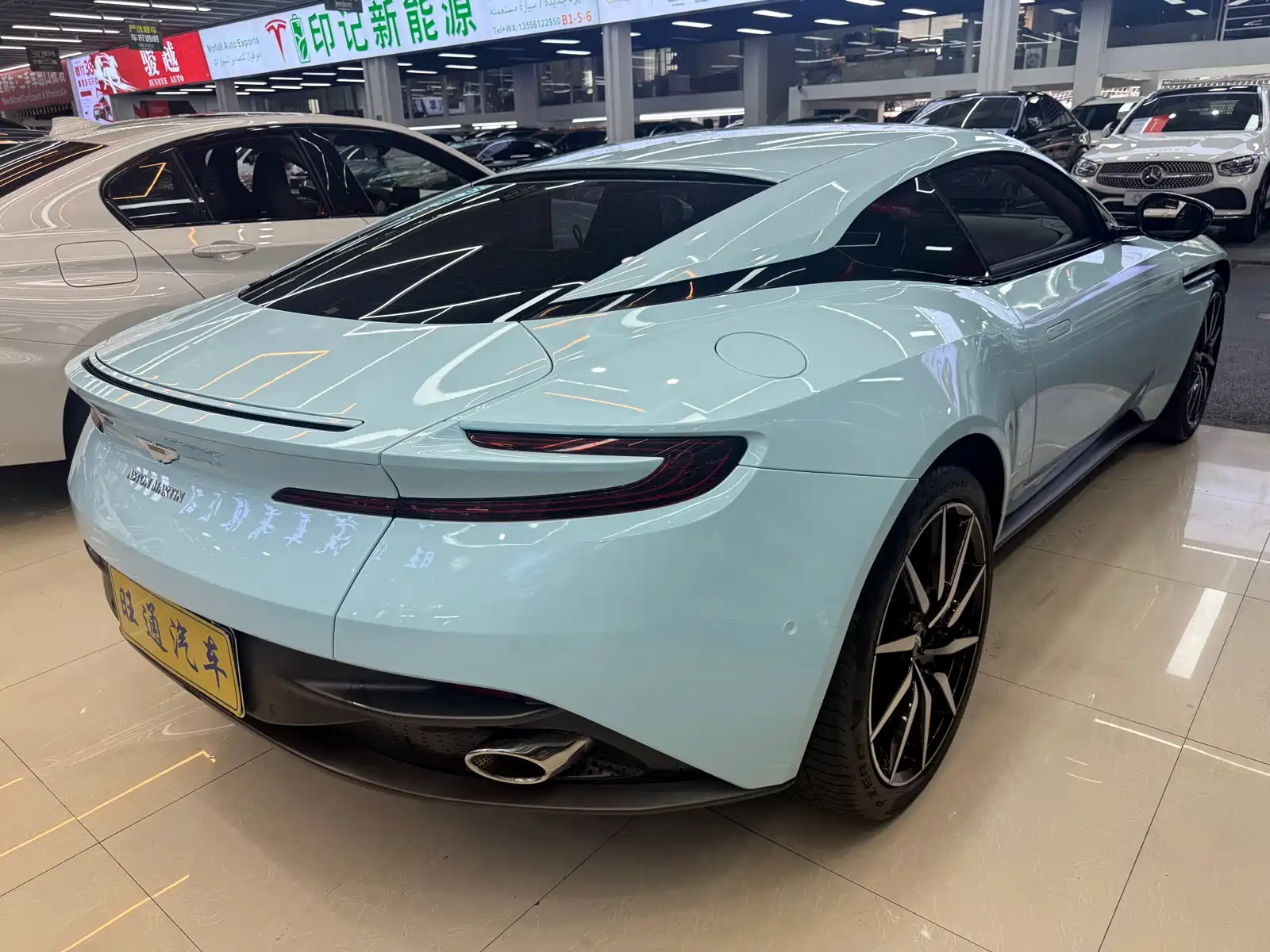 Фото 4 - Aston Martin DB11