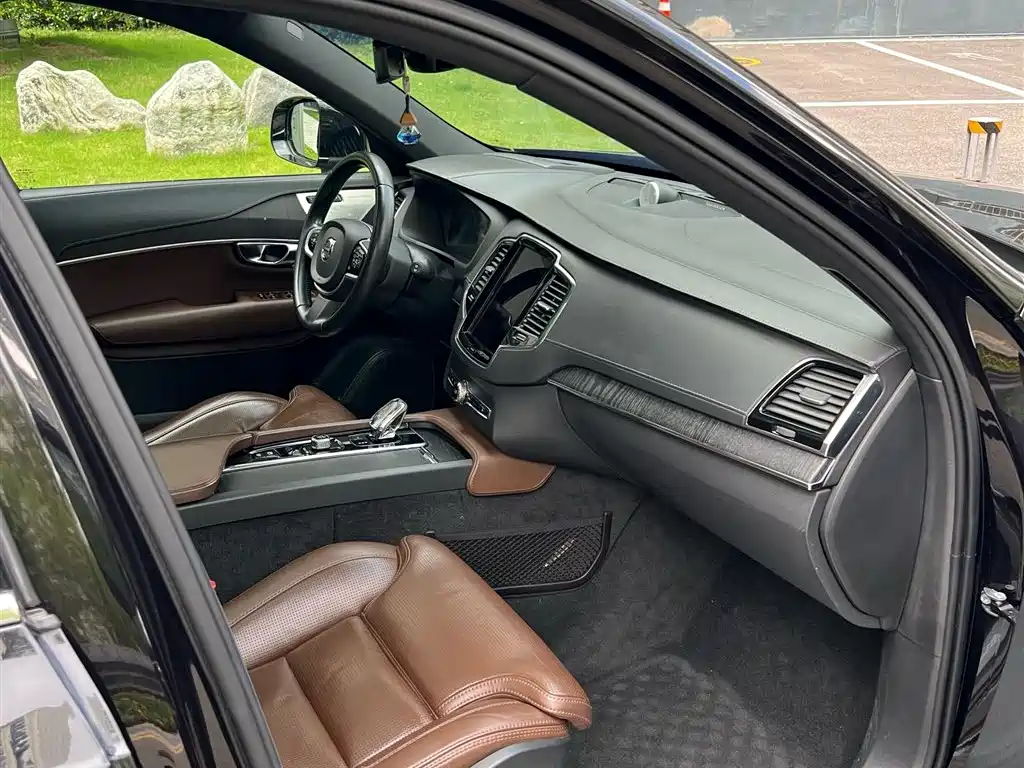 VOLVO XC90 PLUG-IN HYBRID