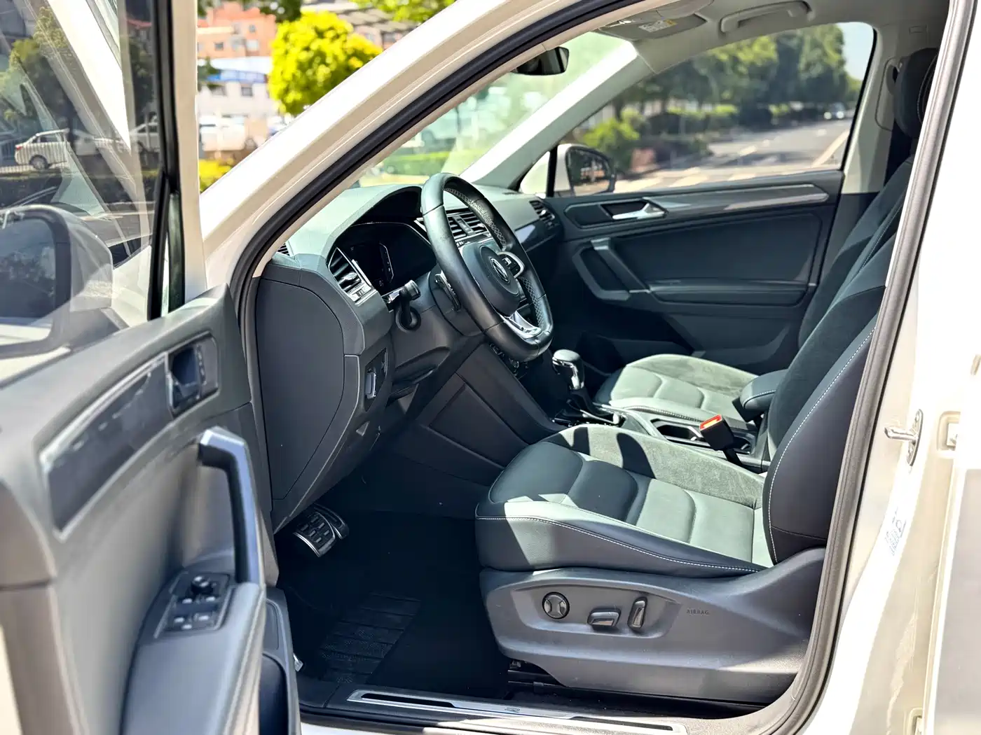 Volkswagen Tiguan L 2021 330TSI Automatic 2WD R-Line Premium фото 4