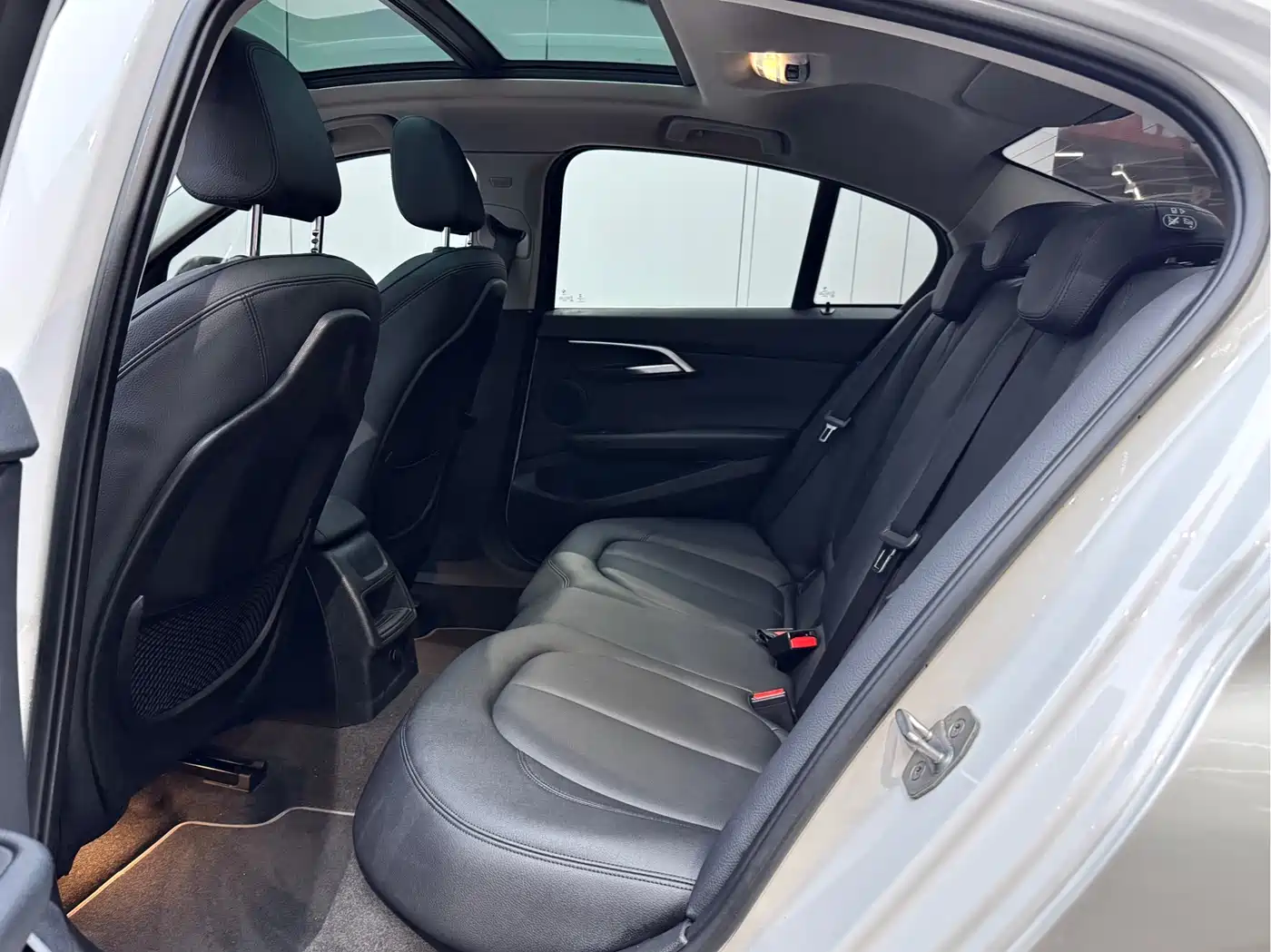 BMW 1 Series 2018 118i Sport Edition фото 10