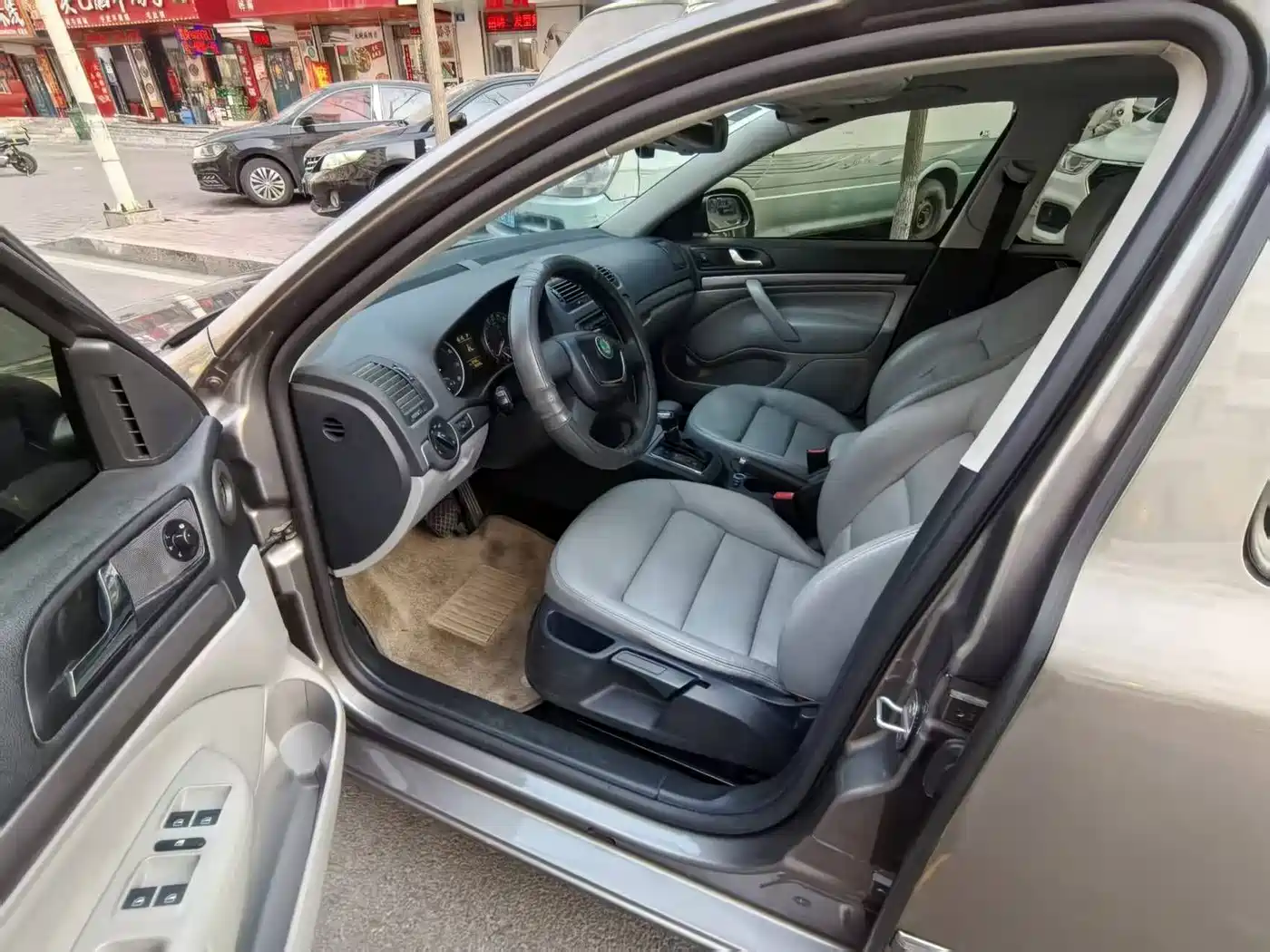 Škoda Octavia 2012 1.6L Automatic Yijie Edition фото 7