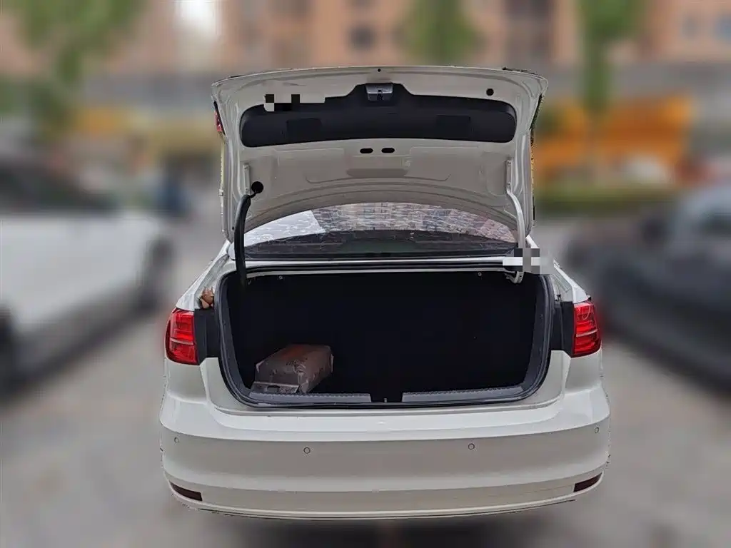 Volkswagen Sagitar 2015 1.6L Automatic Comfort фото 10